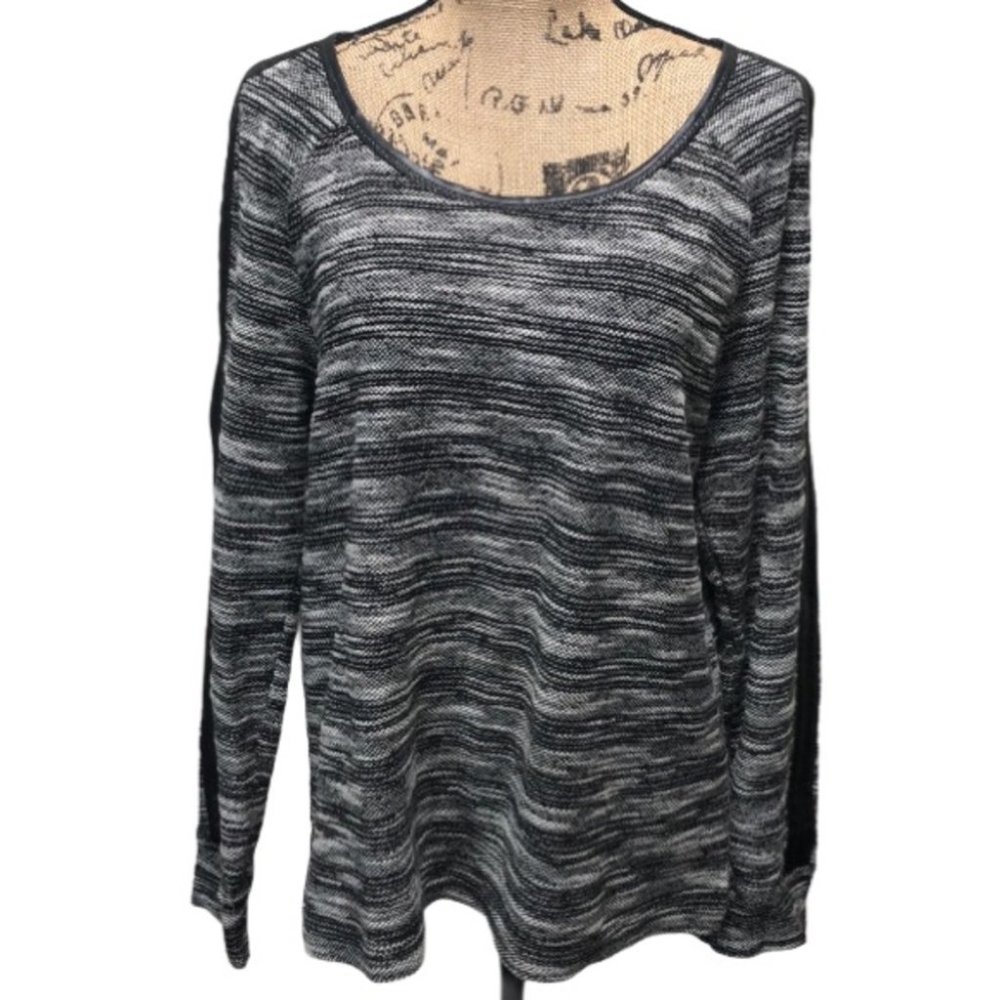 {Two by Vince Camuto} Black And White Textured Knit Top